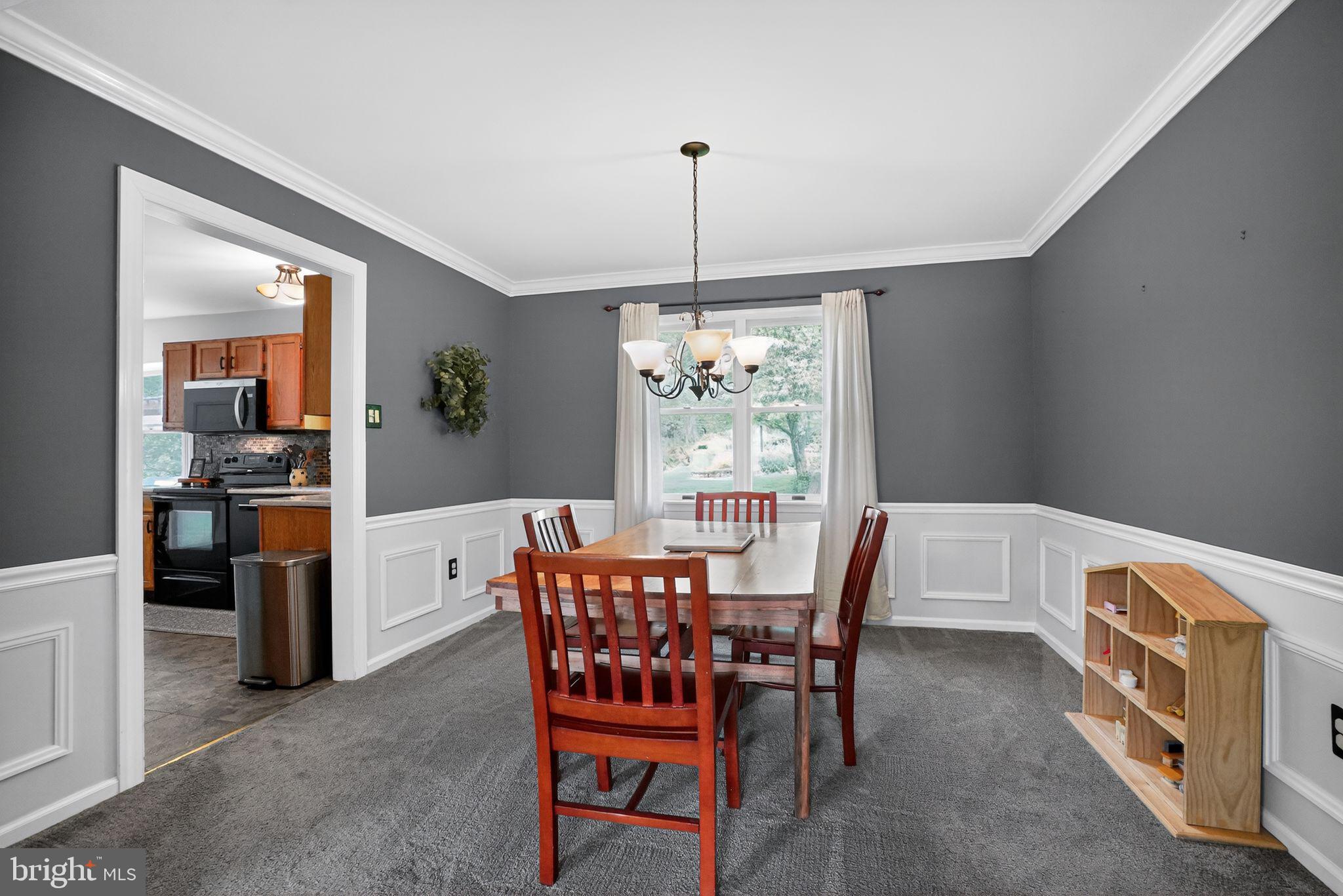 32 Ridge Run Road Sellersville, PA 18960 - Photo 11 of 30 Charming dining space with modern flair.