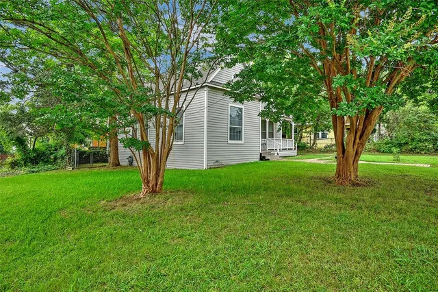 a view of a house with a backyard