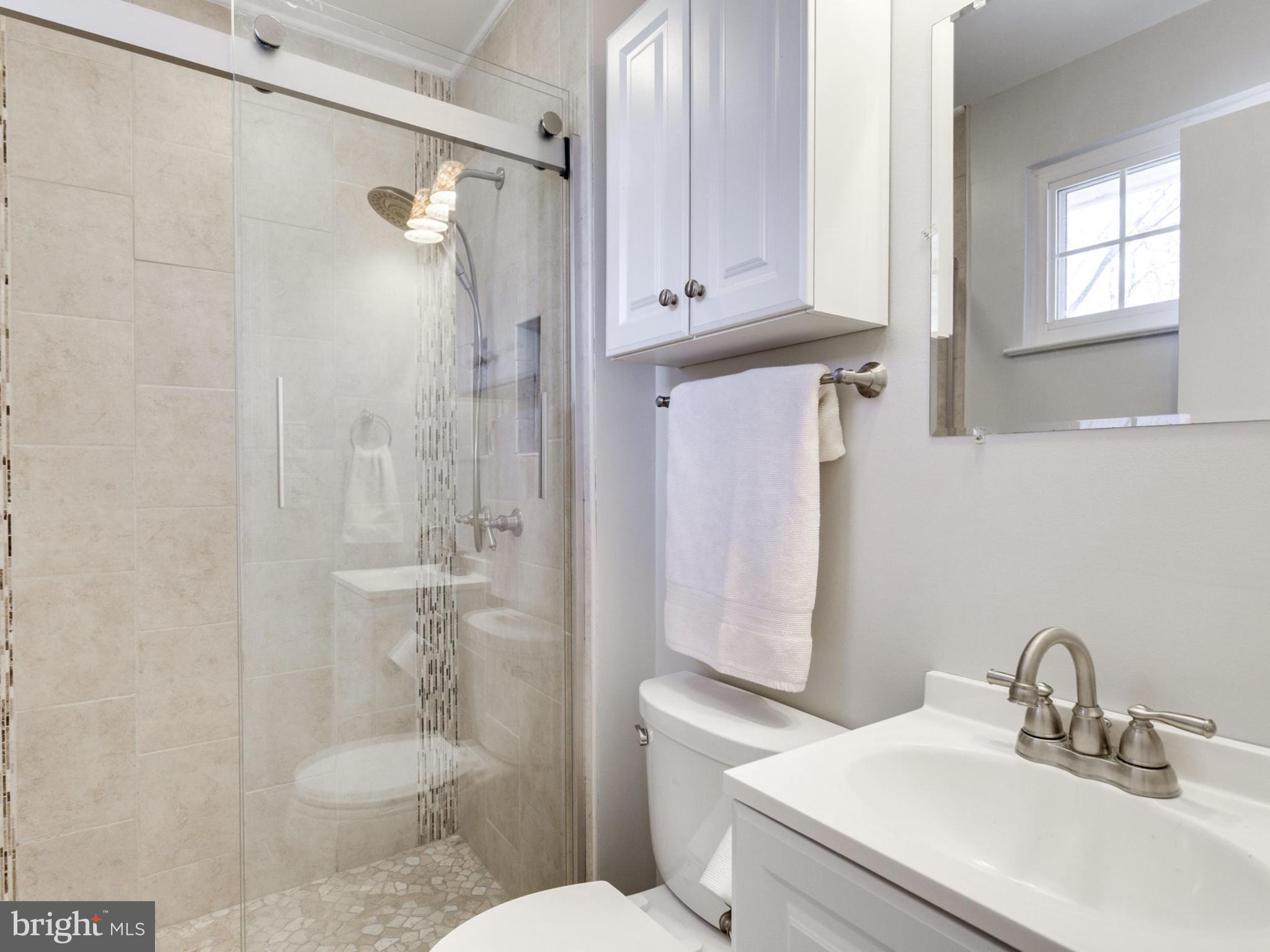 8141 Edmonton Court Springfield, VA 22152 - Photo 15 of 30 Bath (Master)