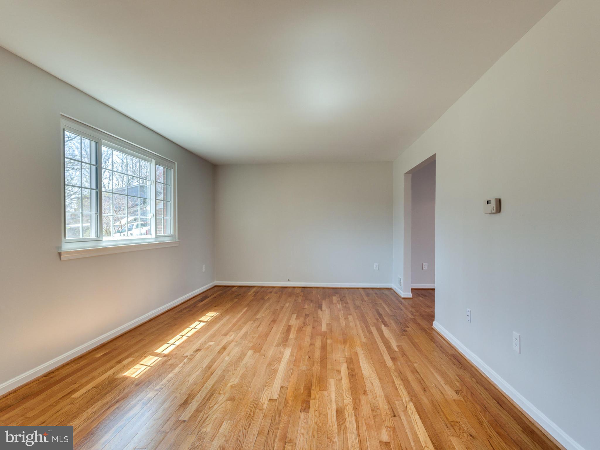 8141 Edmonton Court Springfield, VA 22152 - Photo 3 of 30 Living Room