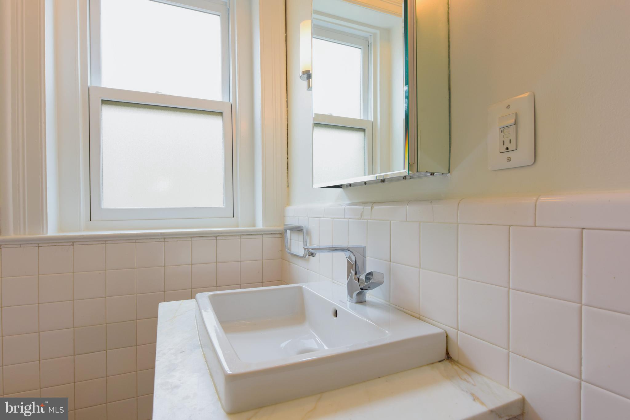2022 Columbia Road Northwest, Unit 612 Washington, DC 20009 - Photo 15 of 29 a bathroom with a sink and a bathtub