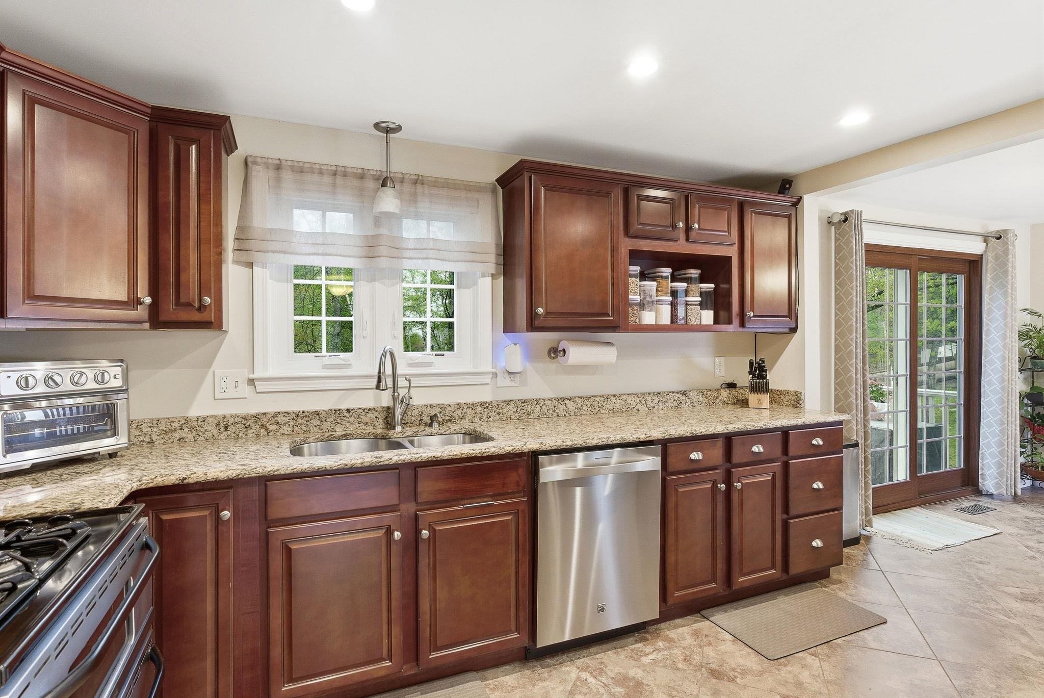 56 Timberline Drive Nashua, NH 03062 - Photo 4 of 33