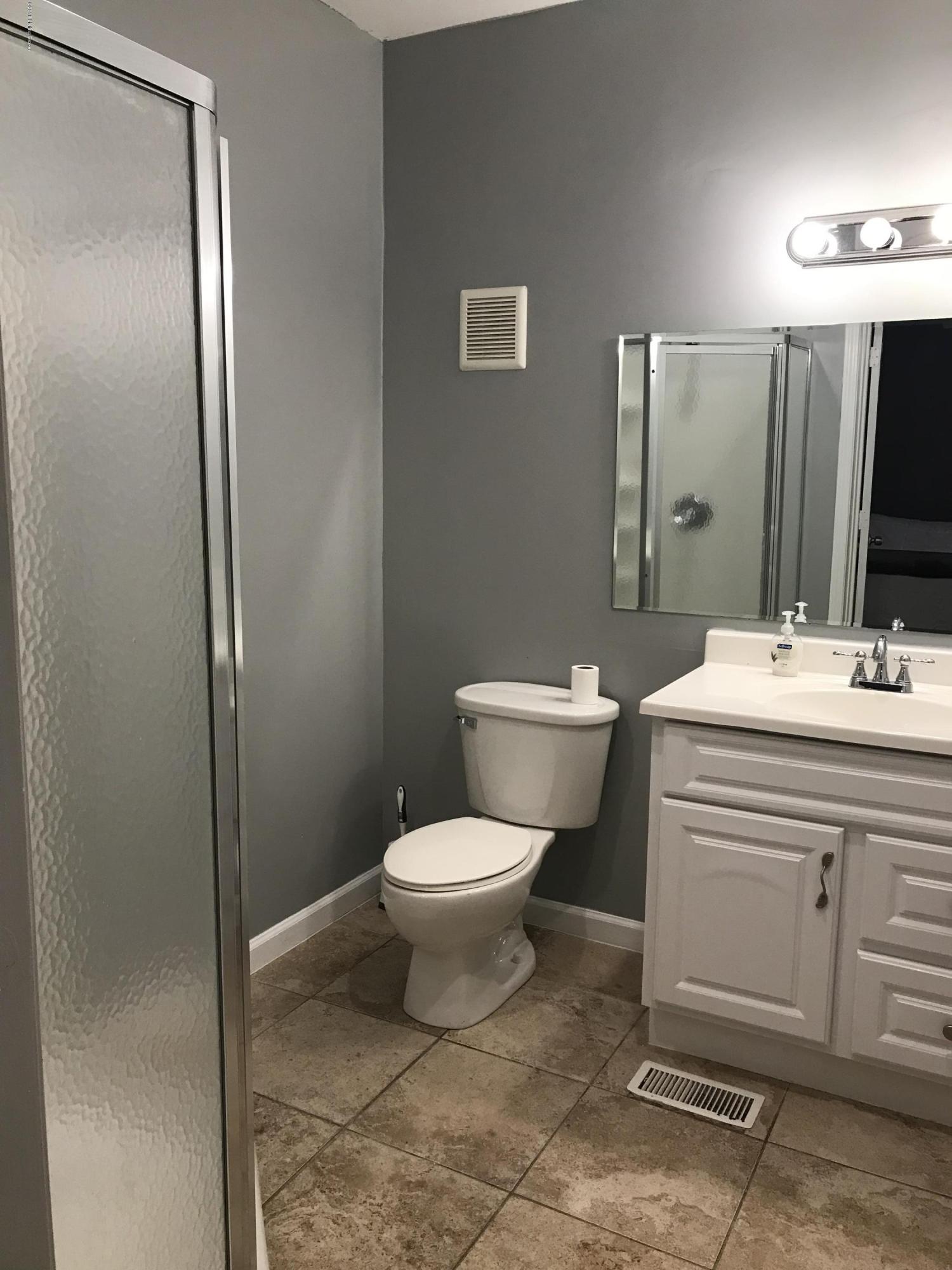 4524 Dover Road Louisville, KY 40216 - Photo 12 of 38 Bath 1