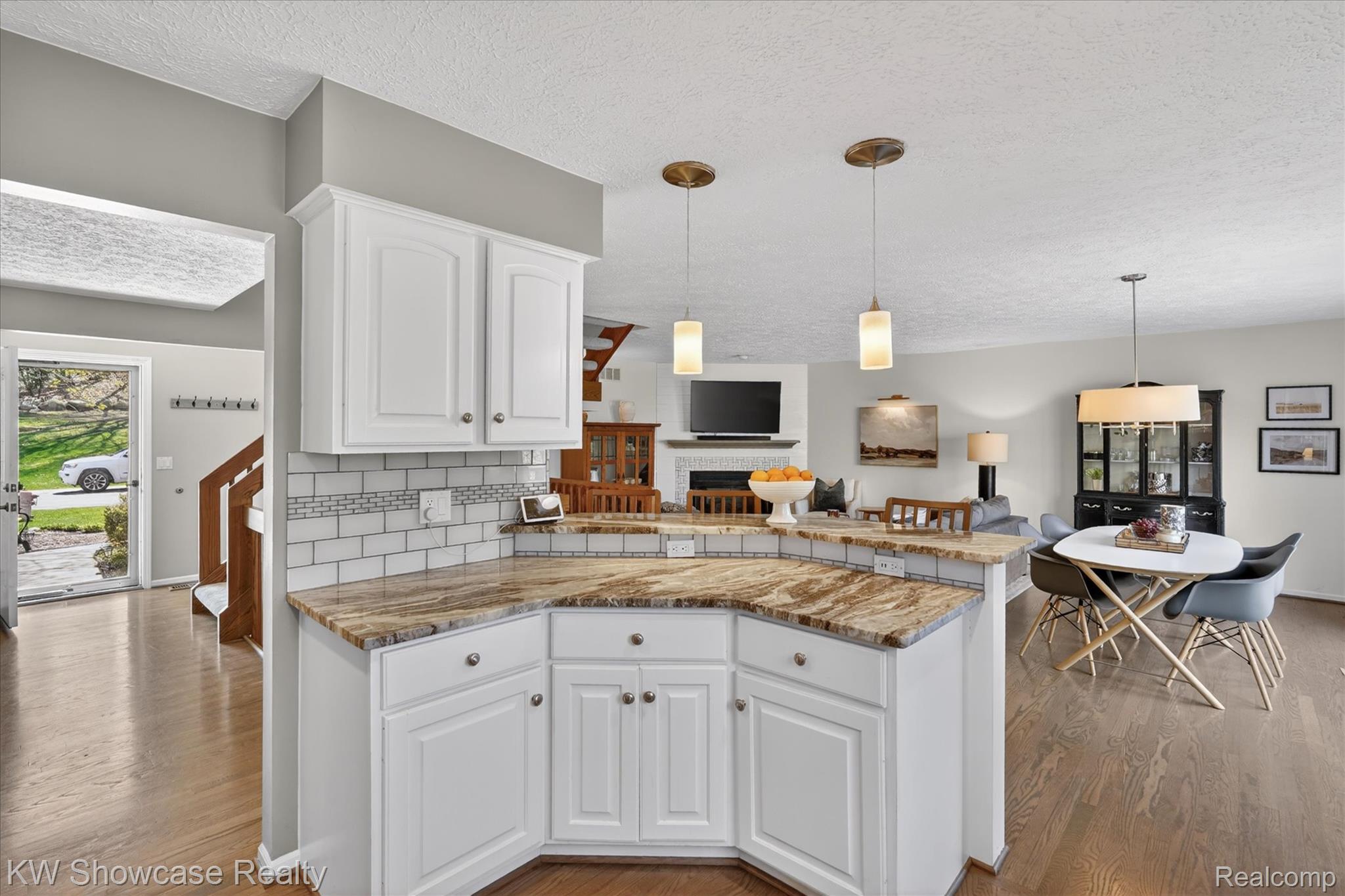 6626 Ridgeview Drive Clarkston, MI 48346 - Photo 14 of 35 Plenty of counter and cupboard space!