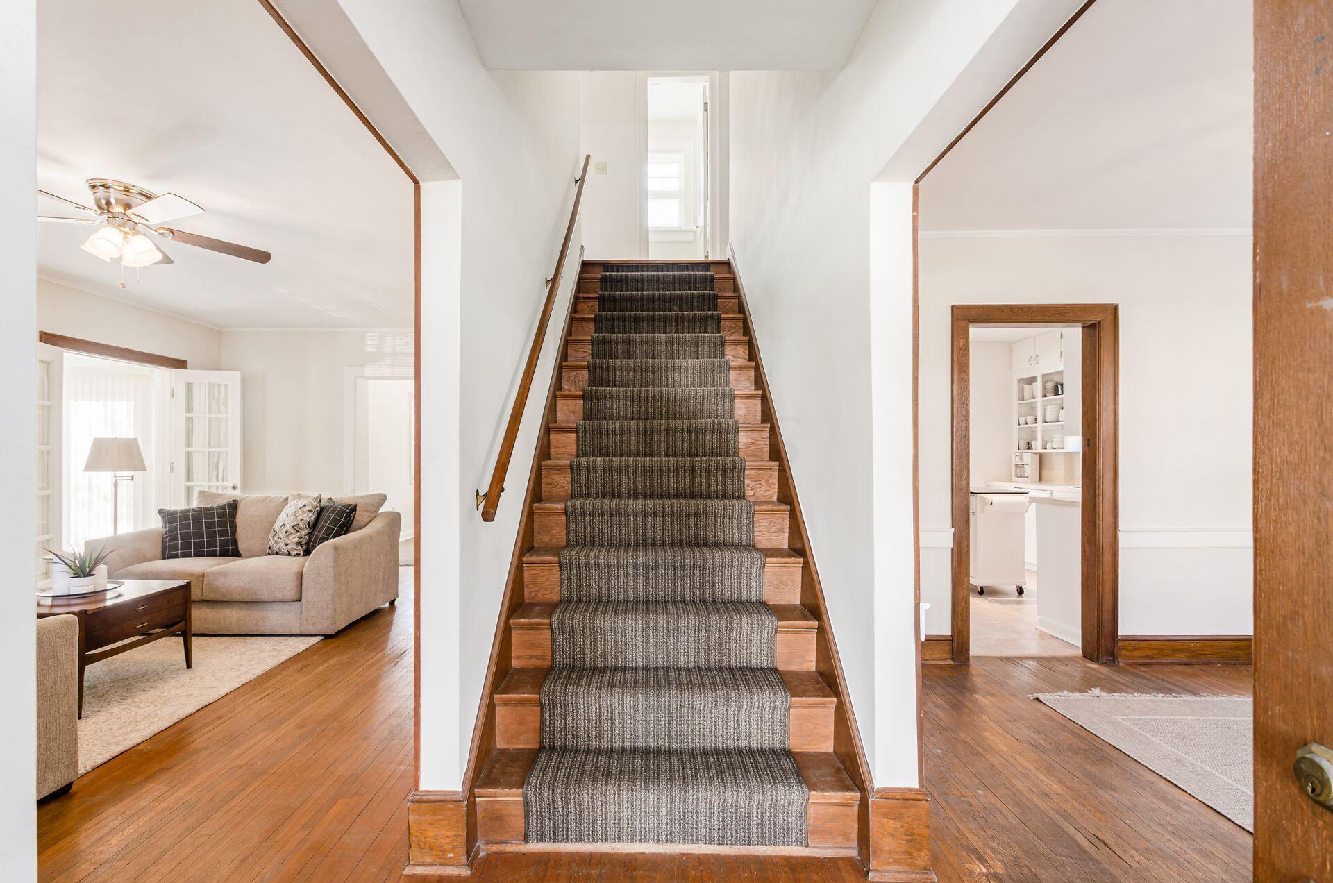 271 Winthrop Road Columbus, OH 43214 - Photo 2 of 32 Foyer