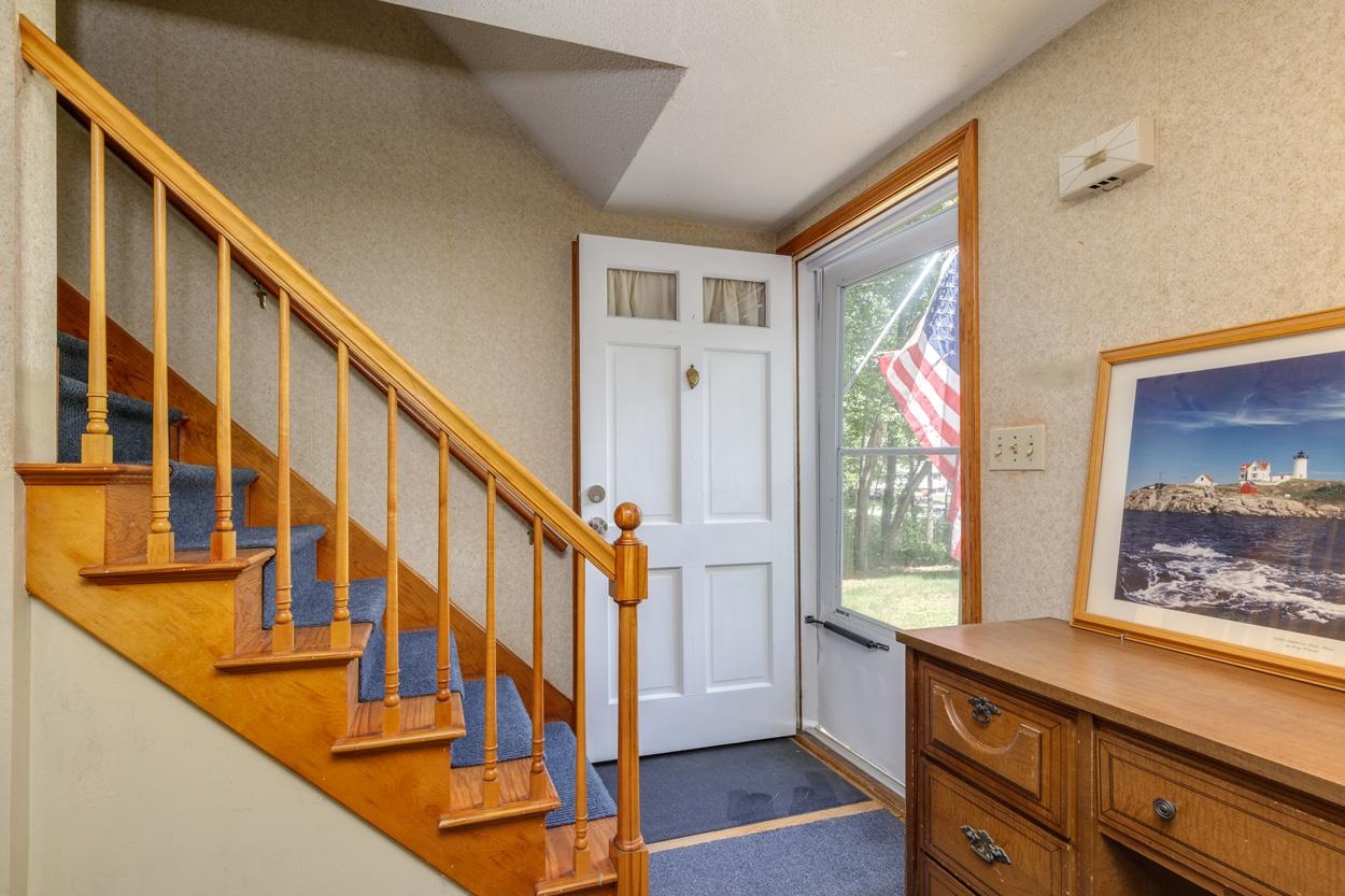 3 Madison Avenue Pelham, NH 03076 - Photo 3 of 42
