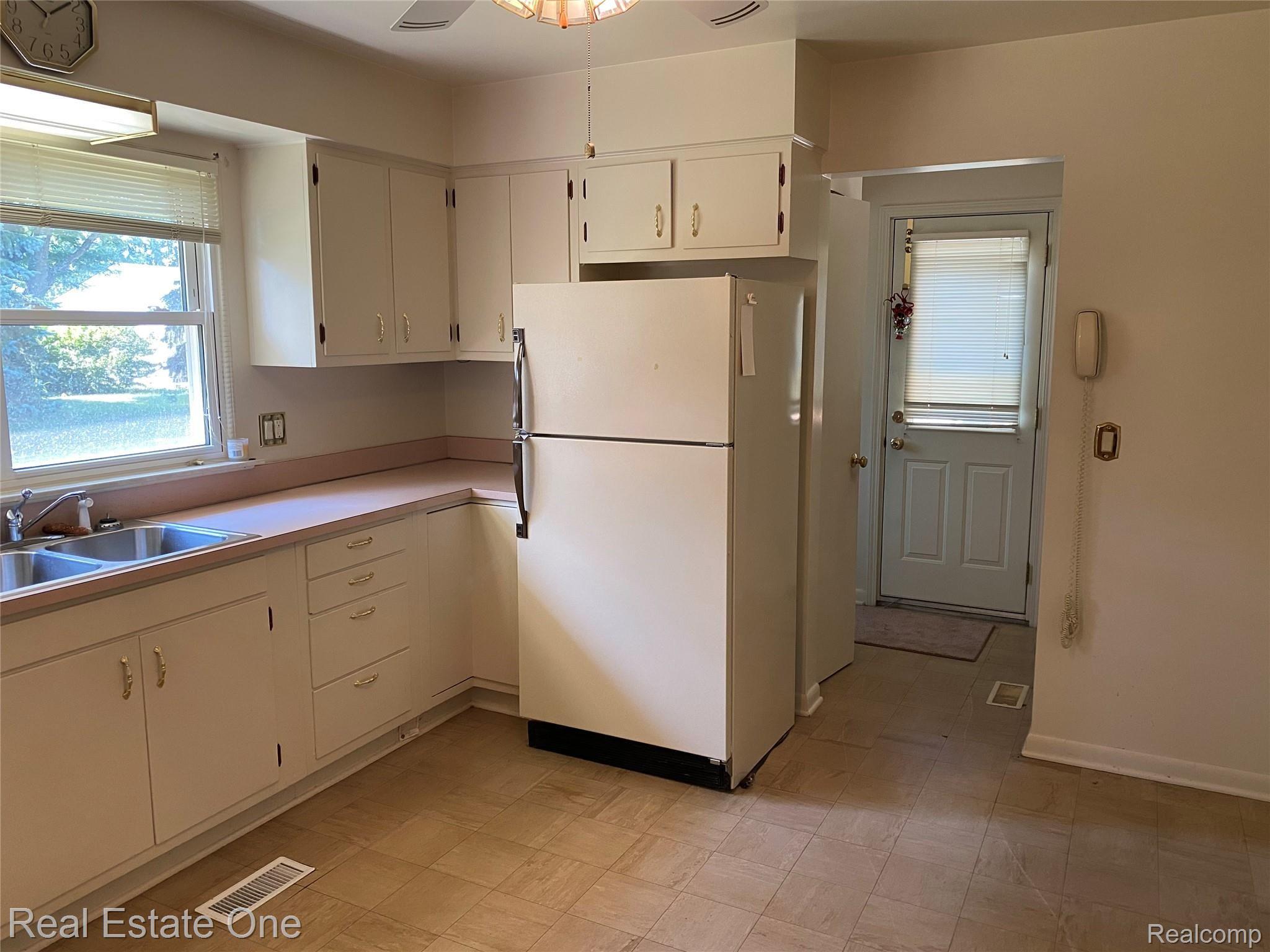 32269 Baintree Road Farmington, MI 48334 - Photo 5 of 26 IMG-0136.jpg