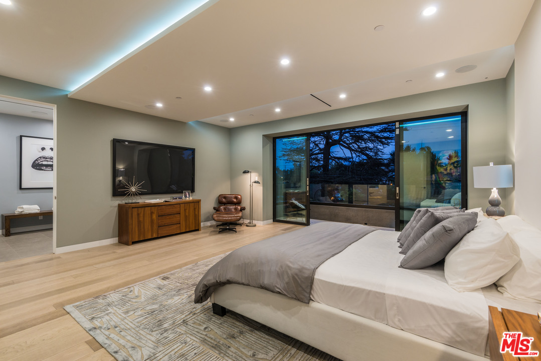 10636 Rountree Road Los Angeles, CA 90064 - Photo 13 of 33