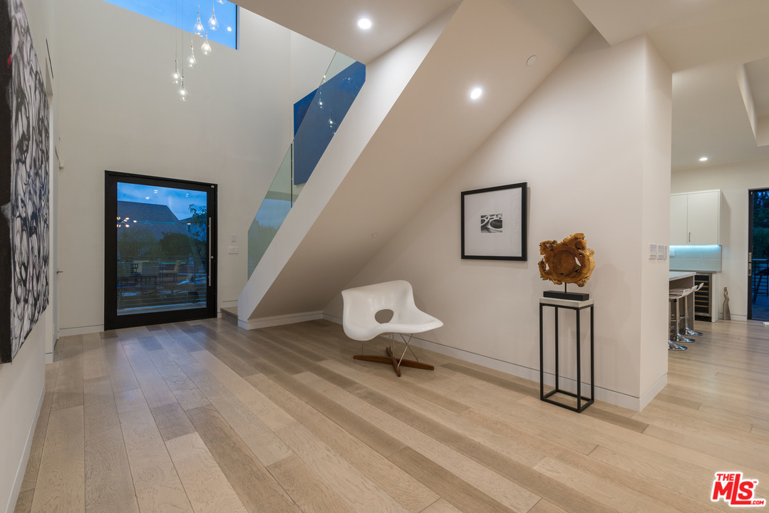 10636 Rountree Road Los Angeles, CA 90064 - Photo 4 of 33