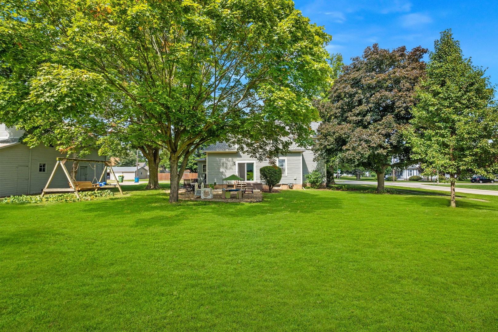 208 North East Street Lexington, IL 61753 - Photo 4 of 38 a front view of a house with garden