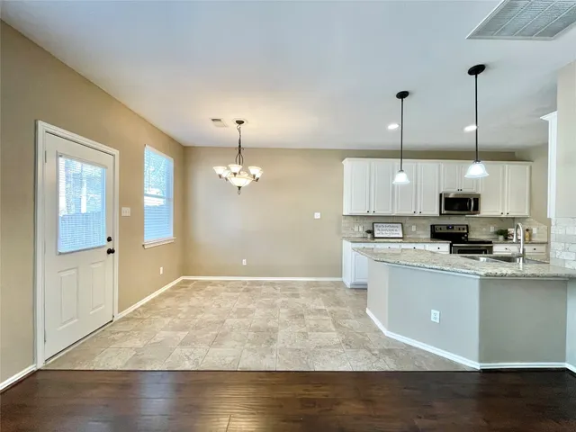 $2,100 | 19 Blue Creek Place, The Woodlands, TX 77382