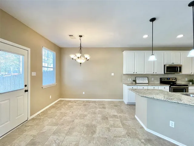 $2,100 | 19 Blue Creek Place, The Woodlands, TX 77382