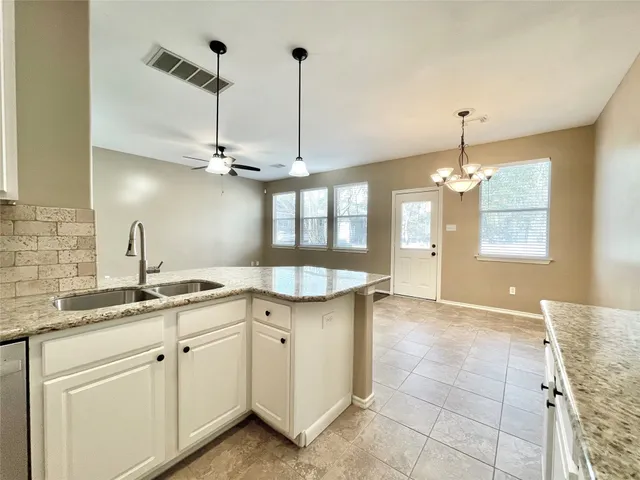 $2,100 | 19 Blue Creek Place, The Woodlands, TX 77382