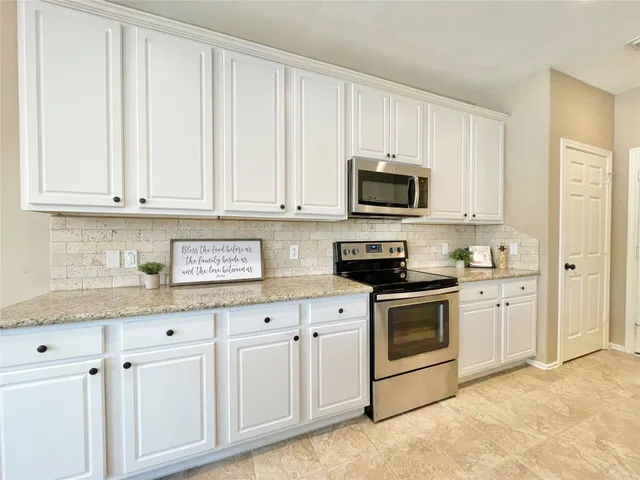 $2,100 | 19 Blue Creek Place, The Woodlands, TX 77382