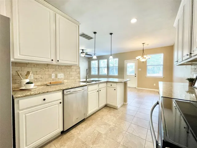 $2,100 | 19 Blue Creek Place, The Woodlands, TX 77382