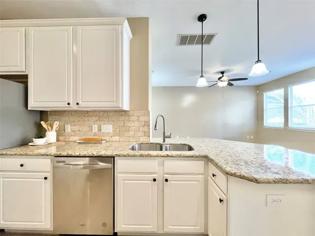 $2,100 | 19 Blue Creek Place, The Woodlands, TX 77382