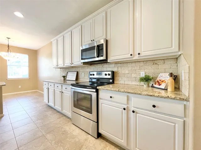 $2,100 | 19 Blue Creek Place, The Woodlands, TX 77382