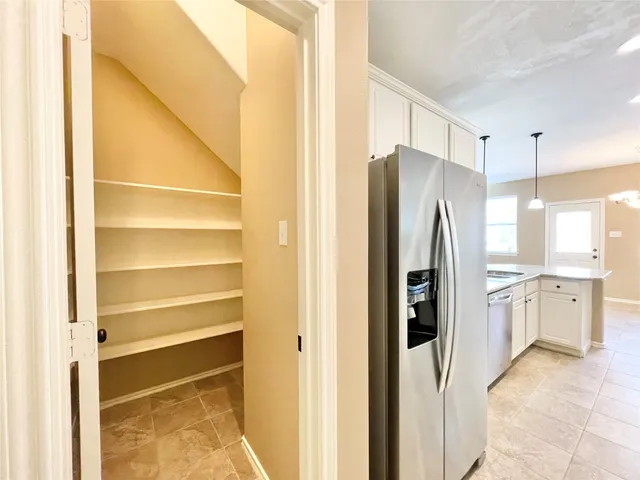 $2,100 | 19 Blue Creek Place, The Woodlands, TX 77382