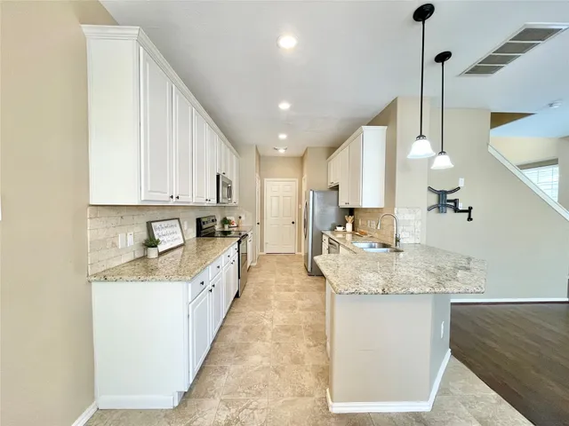 $2,100 | 19 Blue Creek Place, The Woodlands, TX 77382