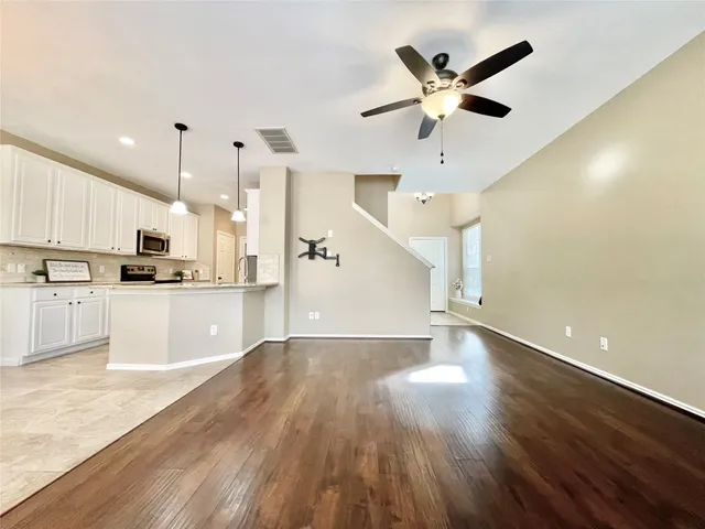 $2,100 | 19 Blue Creek Place, The Woodlands, TX 77382