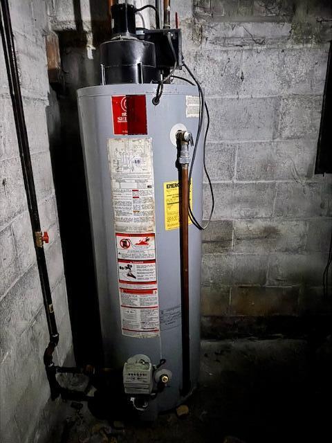 552 McKinley Street Gary, IN 46404 - Photo 13 of 14 a bathroom with a shower