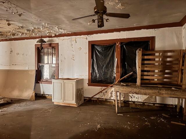 552 McKinley Street Gary, IN 46404 - Photo 2 of 14 a room with gym equipment