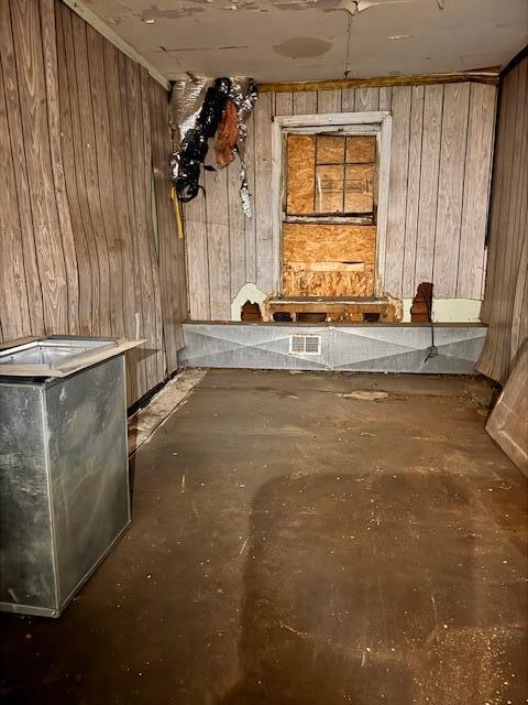 552 McKinley Street Gary, IN 46404 - Photo 3 of 14 an empty room with a window