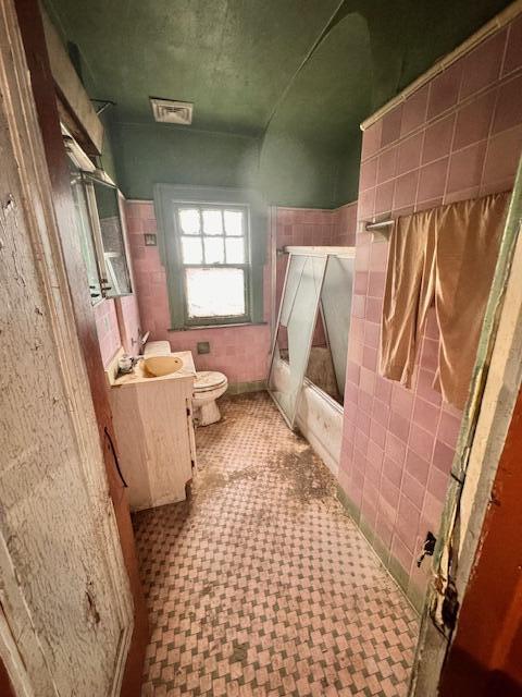 552 McKinley Street Gary, IN 46404 - Photo 8 of 14 a bath room with a toilet