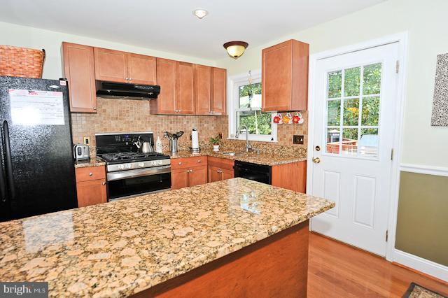 6917 Gillings Road Springfield, VA 22152 - Photo 4 of 24 Kitchen