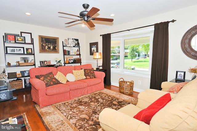 6917 Gillings Road Springfield, VA 22152 - Photo 7 of 24 Living Room