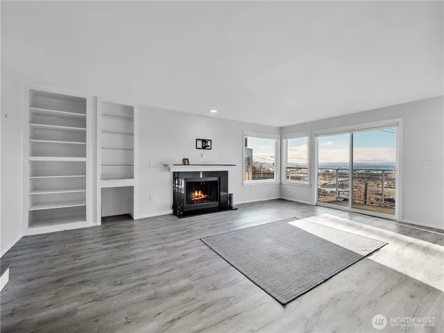 $569,999 | 2221 Gilman Drive West, Unit 205, Seattle, WA 98119