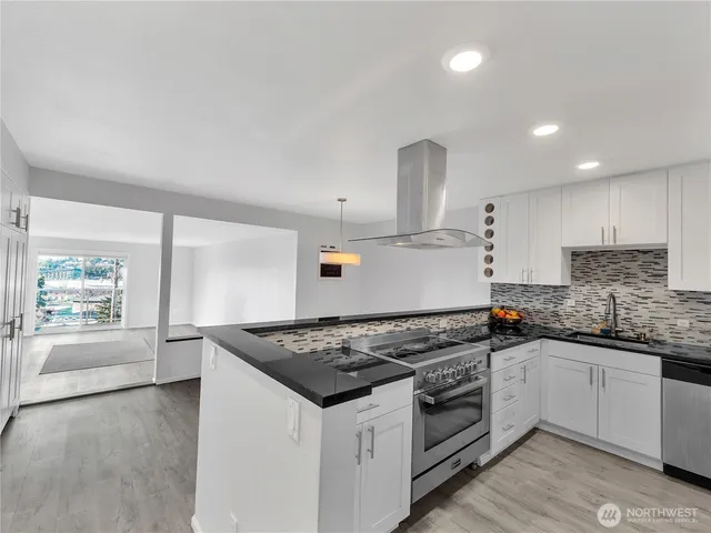 $569,999 | 2221 Gilman Drive West, Unit 205, Seattle, WA 98119