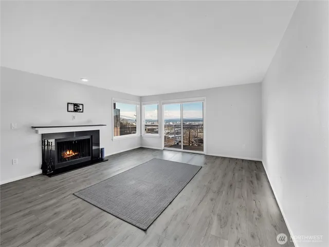 $569,999 | 2221 Gilman Drive West, Unit 205, Seattle, WA 98119