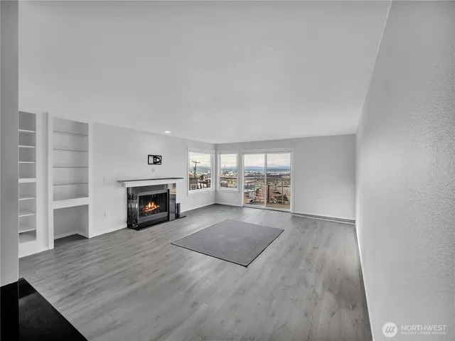 $569,999 | 2221 Gilman Drive West, Unit 205, Seattle, WA 98119