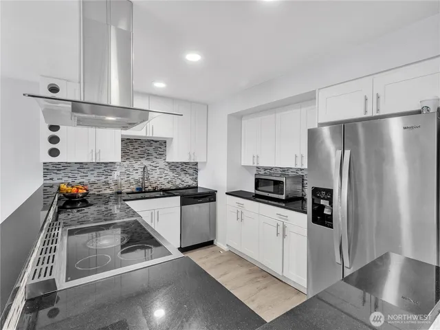 $569,999 | 2221 Gilman Drive West, Unit 205, Seattle, WA 98119