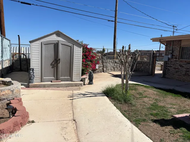 a view of a backyard patio and fire pit