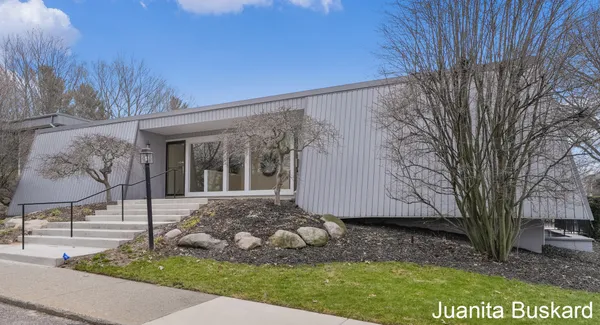 $240,000 | 4106 North Norway Street Southeast, Kentwood, MI 49546