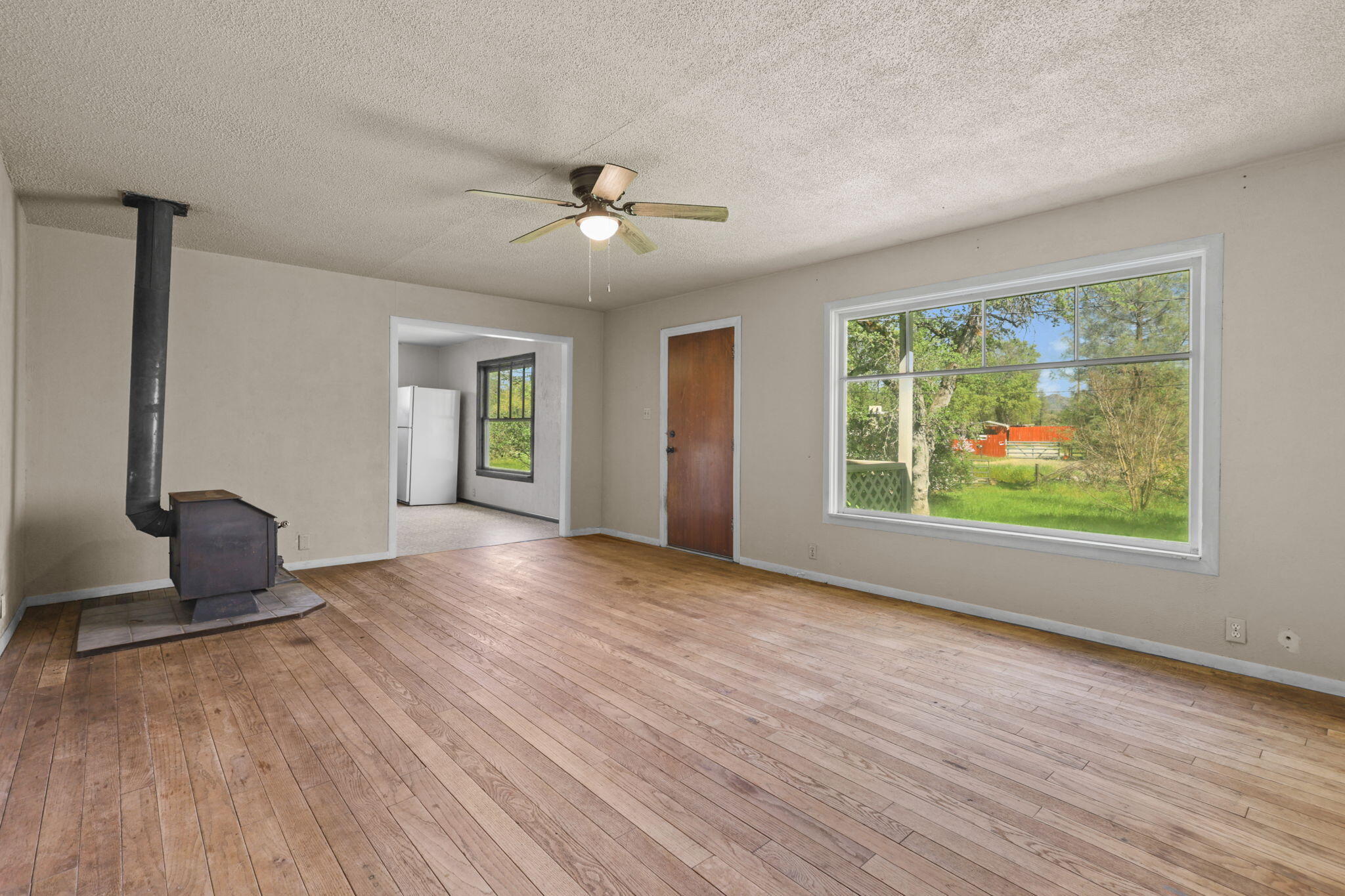 18439 Old Oasis Road Redding, CA 96003 - Photo 4 of 30 Living Room