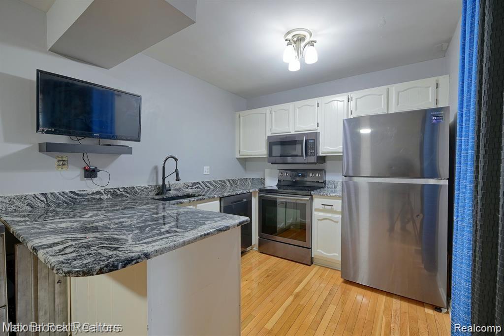 2767 Roundtree Drive Troy, MI 48083 - Photo 5 of 17