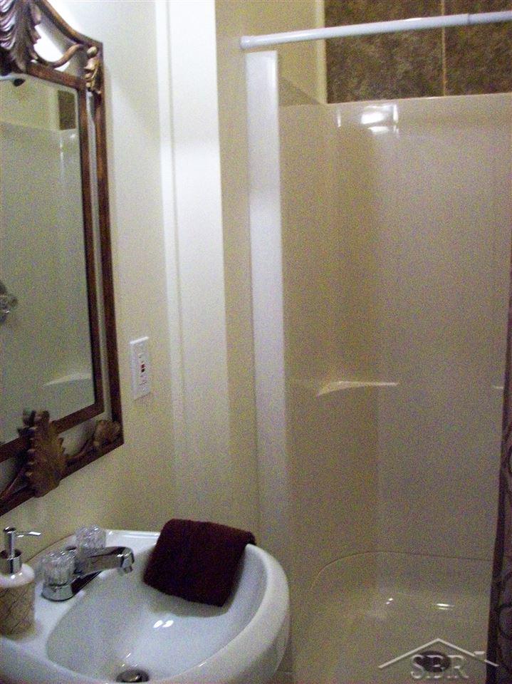 5285 Sherman Road Saginaw, MI 48604 - Photo 13 of 27 31320671-12.JPG