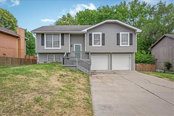 $275,000 | 220 Debra Street, Lansing, KS 66043