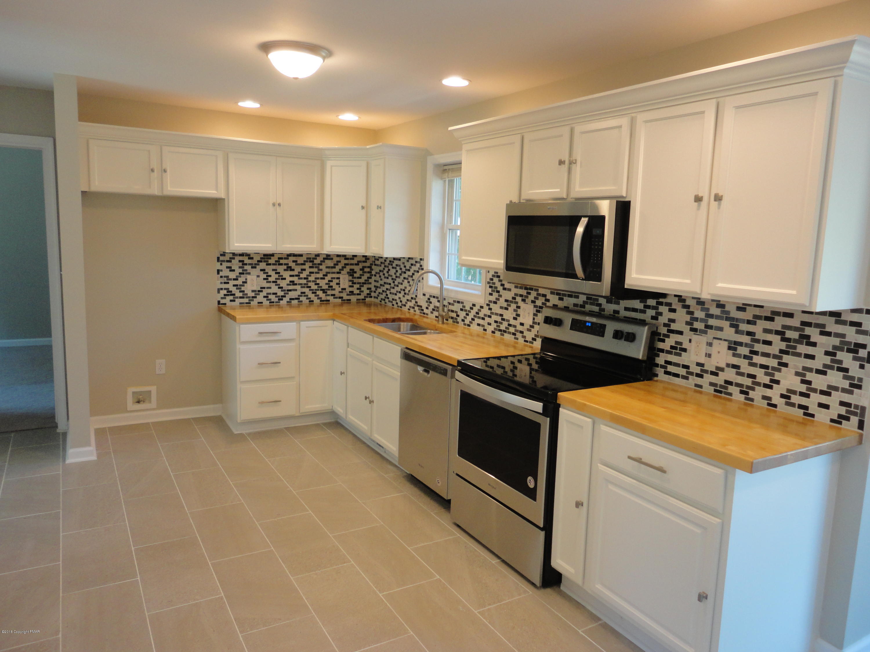 128 Gap View Circle Bushkill, PA 18324 - Photo 3 of 39 Kitchen