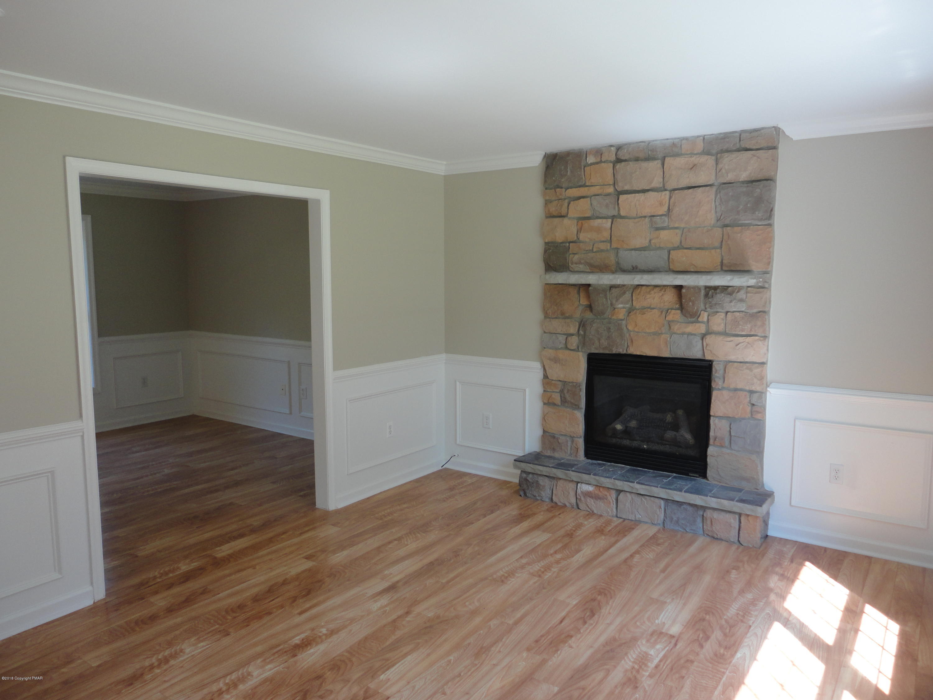 128 Gap View Circle Bushkill, PA 18324 - Photo 4 of 39 Living room