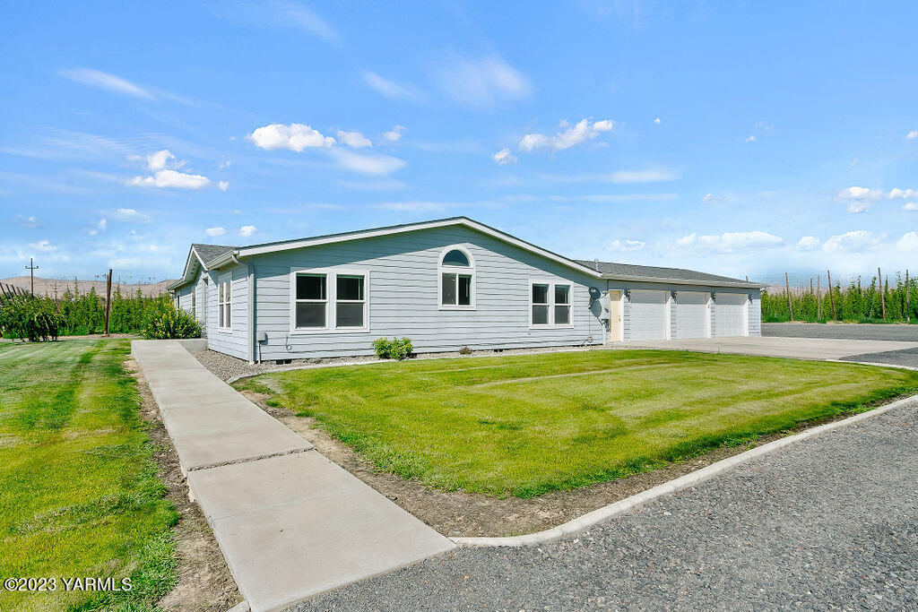 a view of a house with a backyard