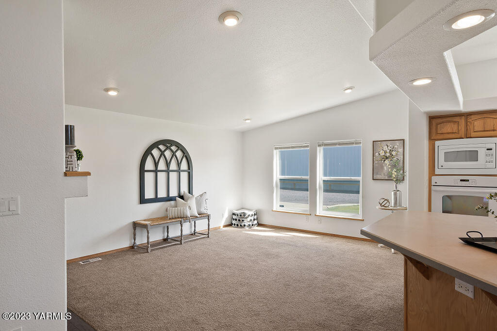 1305 Faucher Road Moxee, WA 98936 - Photo 13 of 40 a view of an empty room and window
