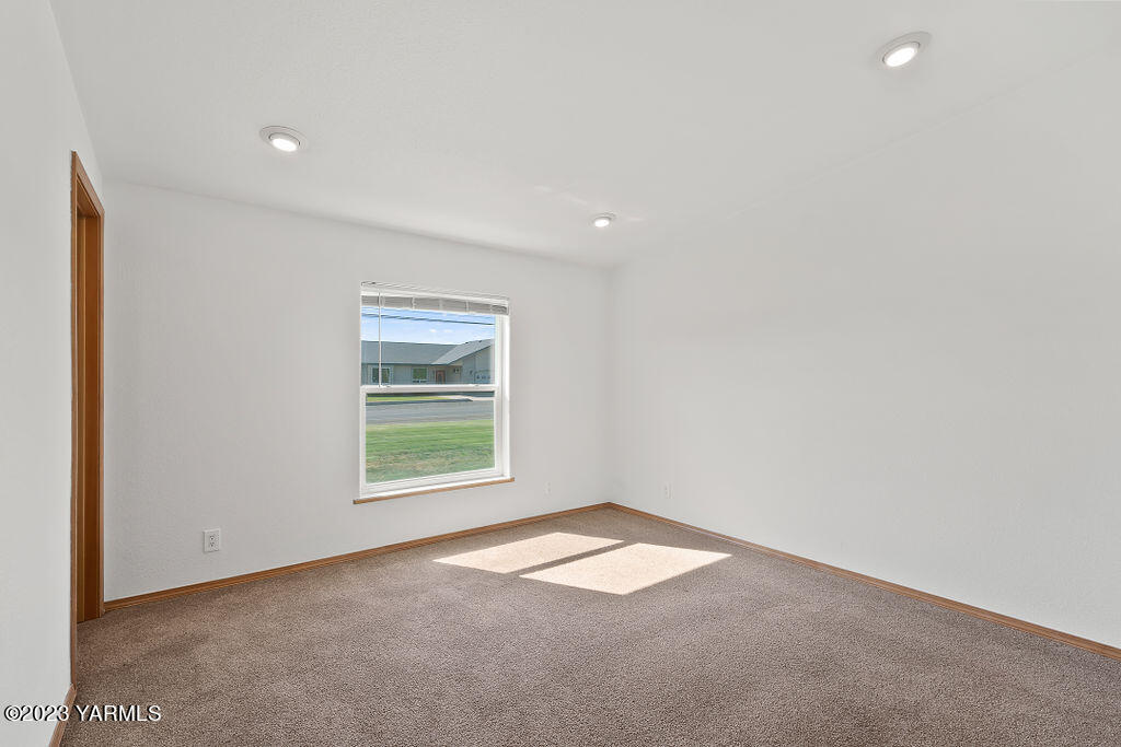 1305 Faucher Road Moxee, WA 98936 - Photo 19 of 40 a view of a room with a window