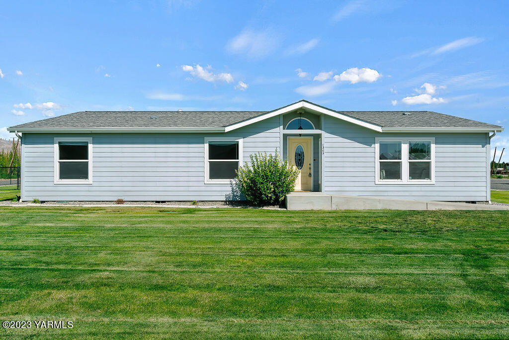 1305 Faucher Road Moxee, WA 98936 - Photo 2 of 40 a front view of house with yard and green space