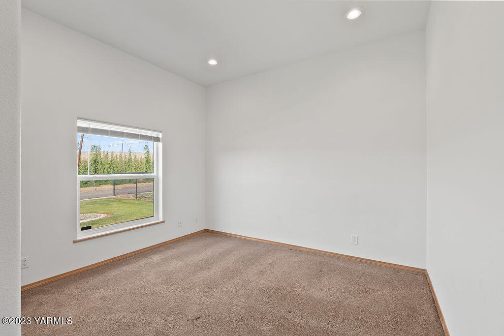 1305 Faucher Road Moxee, WA 98936 - Photo 21 of 40 an empty room with a window