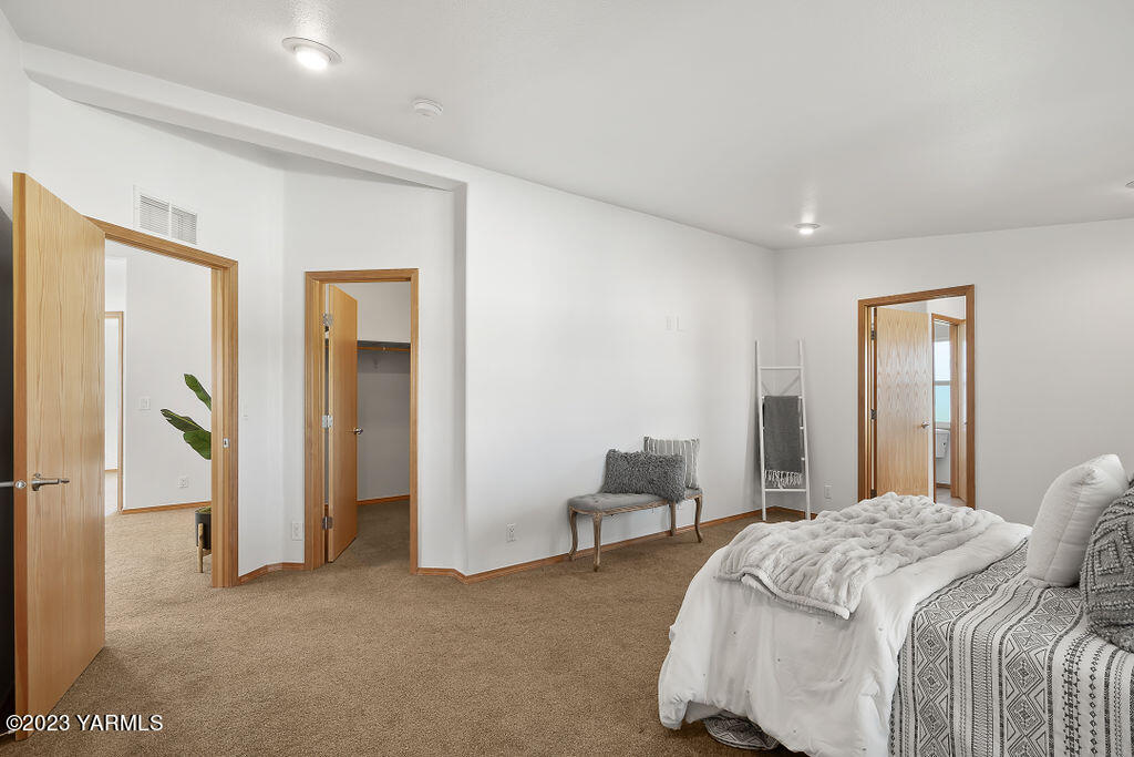 1305 Faucher Road Moxee, WA 98936 - Photo 23 of 40 a bed room with a bed and a couch