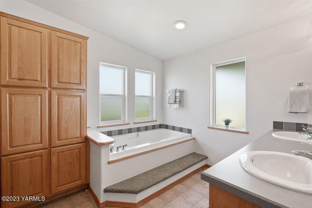 1305 Faucher Road Moxee, WA 98936 - Photo 24 of 40 a bathroom with a sink and a bathtub